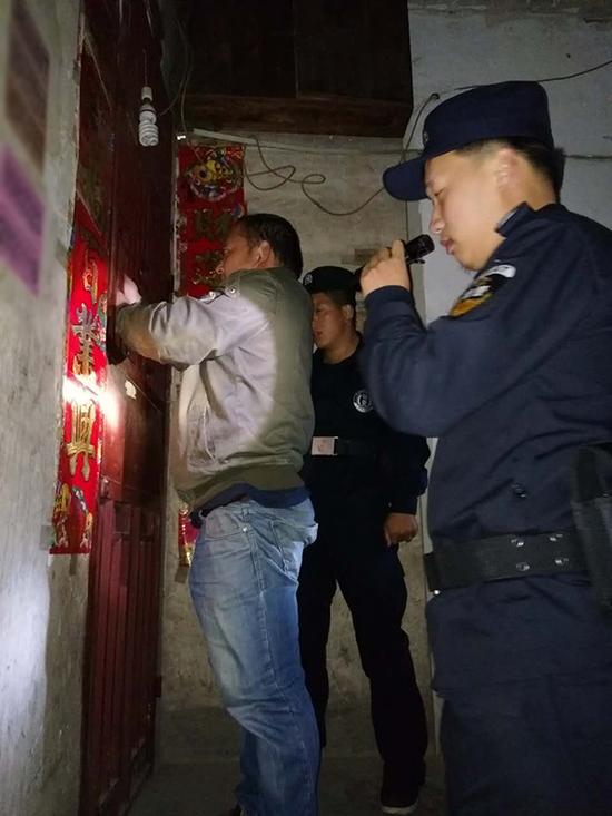 大观乡粗心妈妈误将幼女锁家中 民警全城寻开锁师傅开门